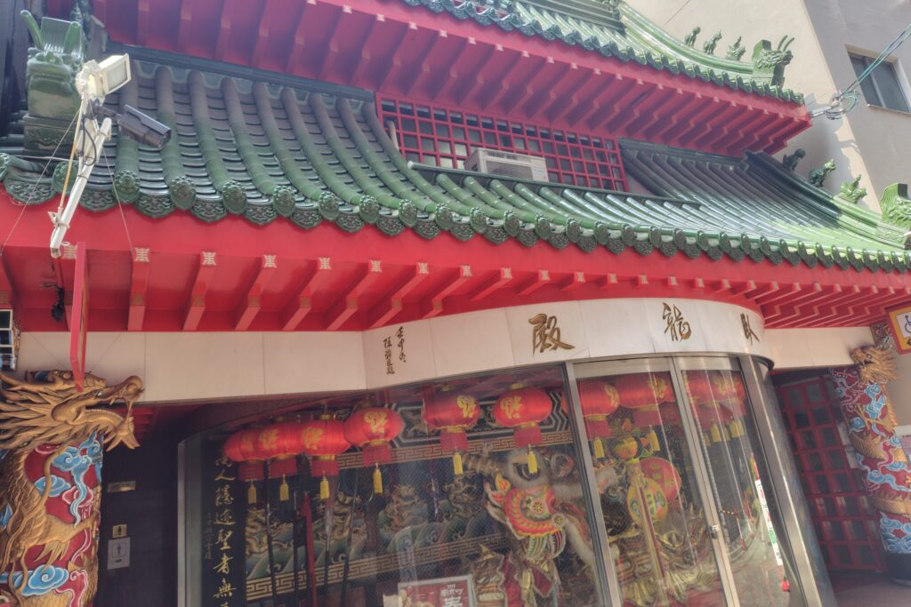 南京町の市民トイレ臥龍殿