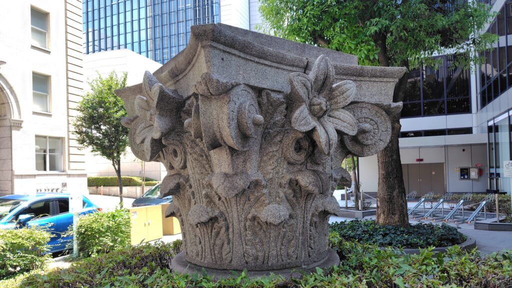旧三菱銀行の柱頭