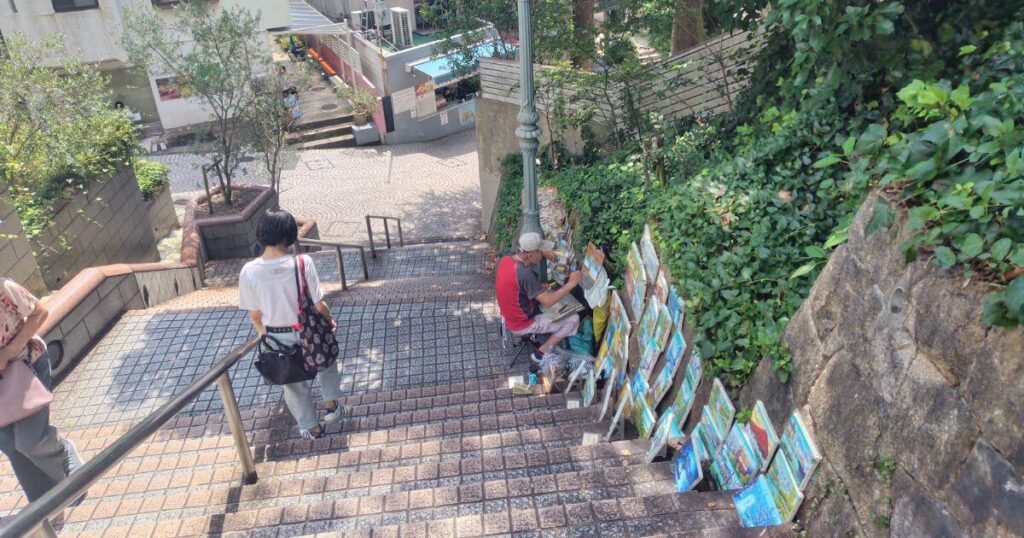 異人館の階段の画家