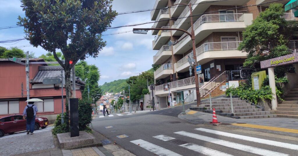 北野通りの不動坂の交差点