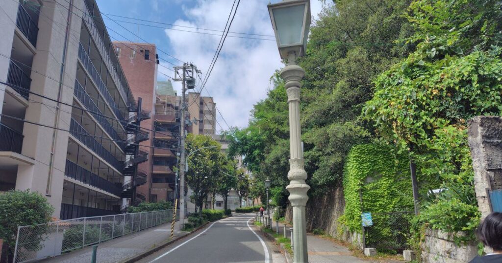 異人館街へと続く新神戸駅付近の北野通り
