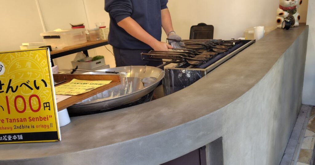 タンサンせんべいの実演販売