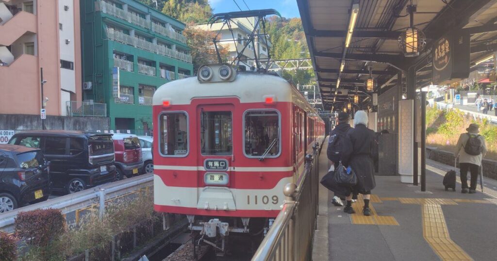 有馬温泉駅に到着した電車