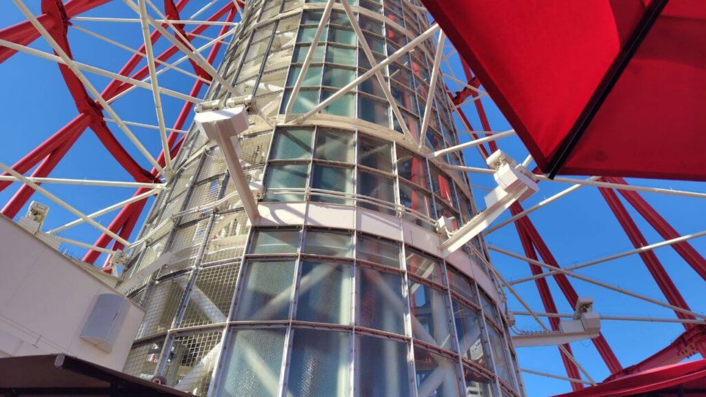 エレベーターや階段が通る白い内塔