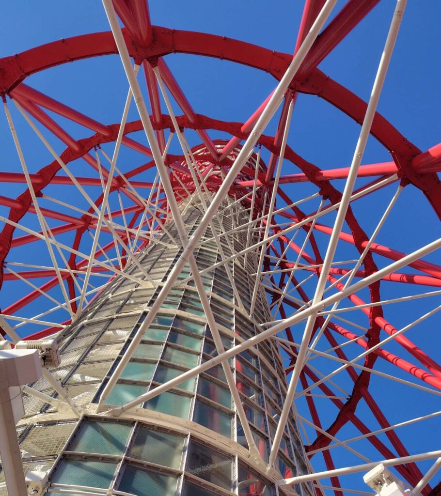 タワー内部の鉄骨と柱の構造美