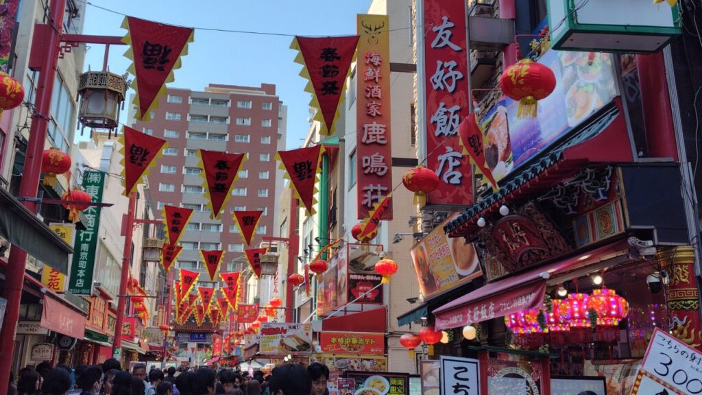 提灯と三角旗の混雑する通り