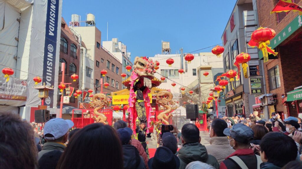 肩車をする獅子舞パフォーマンス