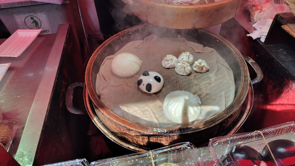 せいろで蒸されているパンダまん