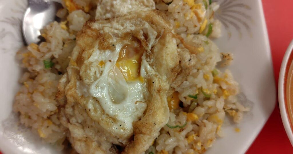 五目チャーハンとトッピングの目玉焼き