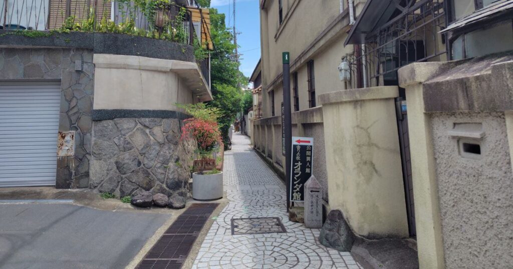 住宅街の中の石だたみの小径