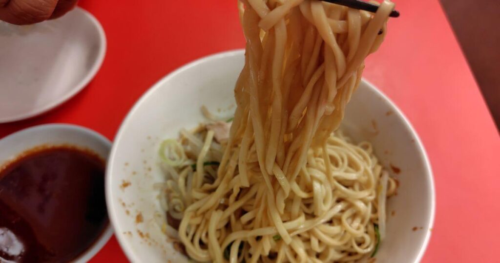 にんにくそば（汁なし）の平べったい麺