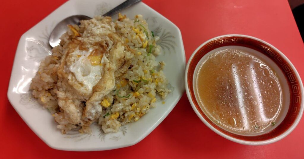 五目焼飯とスープ