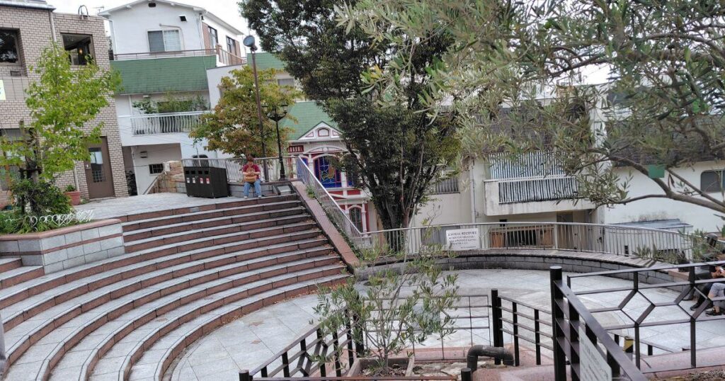 風見鶏の館の前の北野町広場