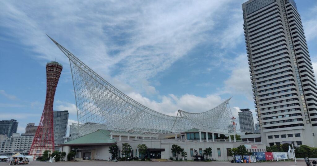 神戸ポートタワーと神戸海洋博物館