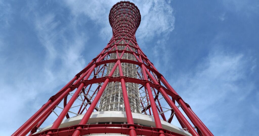 真下から見上げた神戸ポートタワー