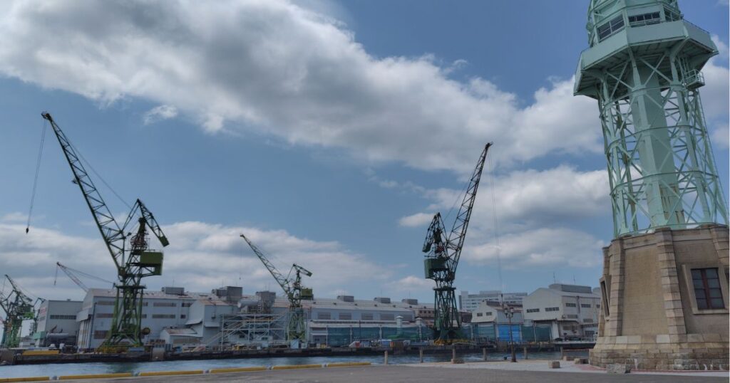 旧神戸港信号所と対岸の川崎重工造船所のドック