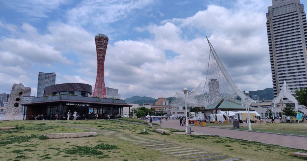 メリケンパークの緑の芝生とスターバックスコーヒーメリケンパーク店