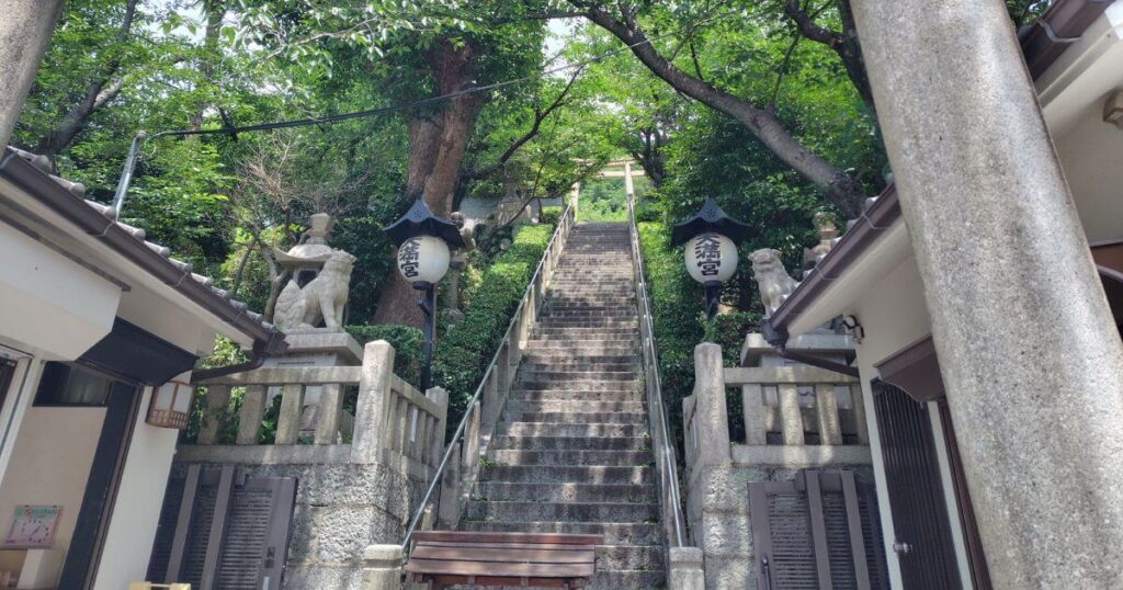 北の天満神社の急な階段