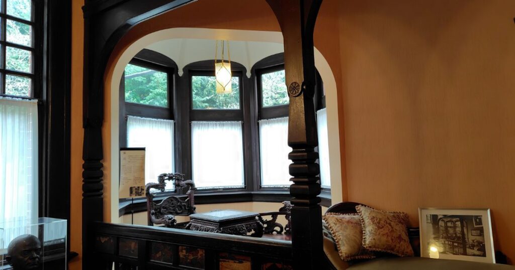 study-room-with-five-sides-bay-windows