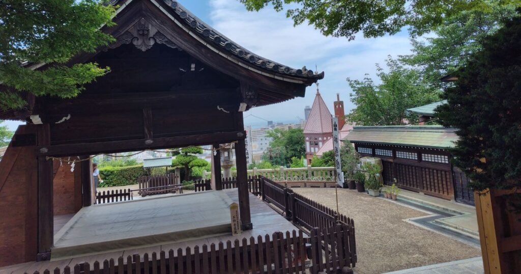 北の天満神社の境内の拝殿
