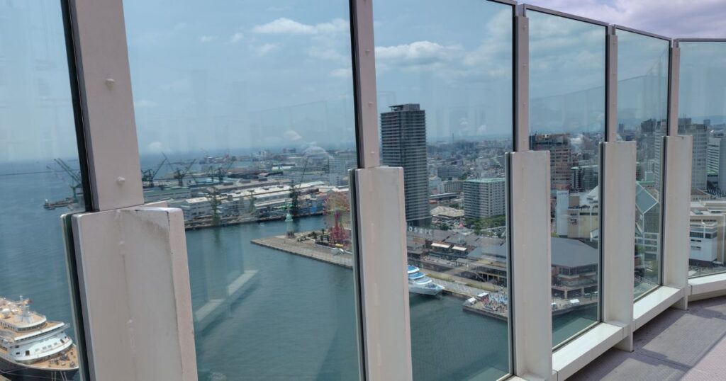 ガラスに囲まれた展望デッキ通路