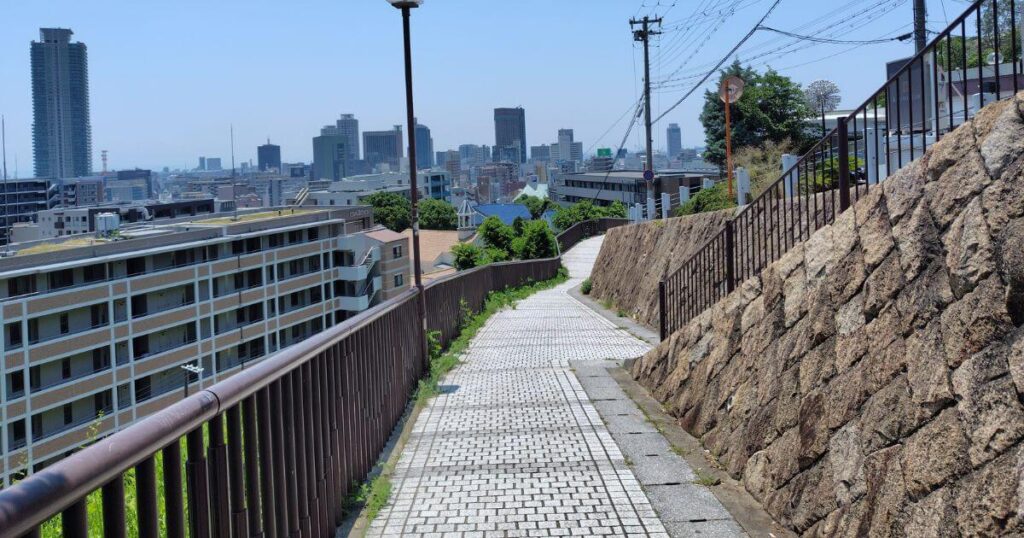 北野通りへと続く下り坂