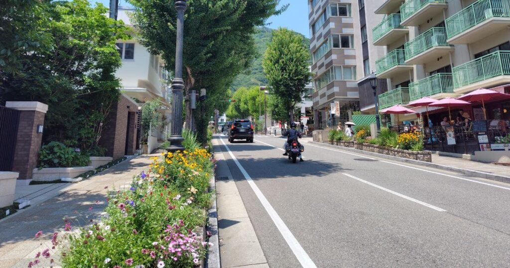 街路樹の美しい北野坂とテラスのあるカフェ