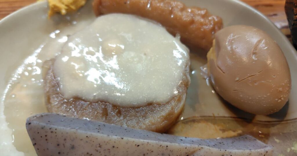 おでん定食の大根、卵、こんにゃく、棒天