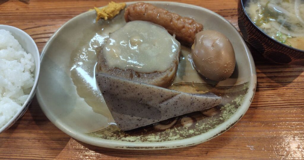 おでん定食はご飯味噌汁付き
