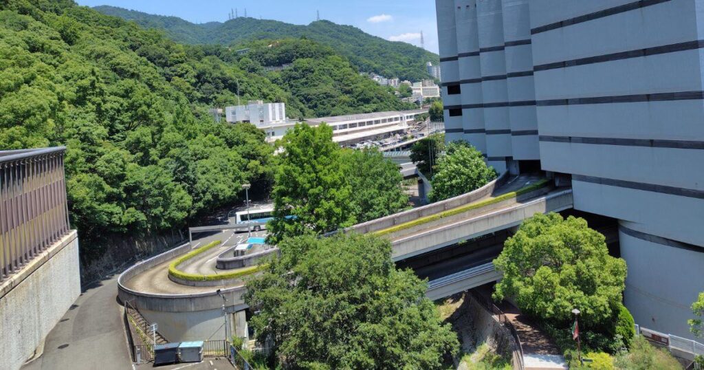 新幹線神戸駅と背後に迫る山々