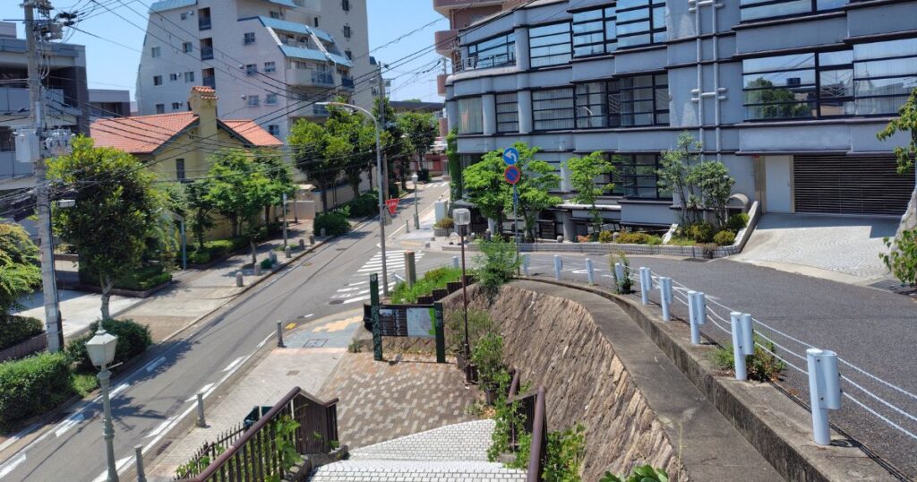北野遊歩道と北野通りの合流地点