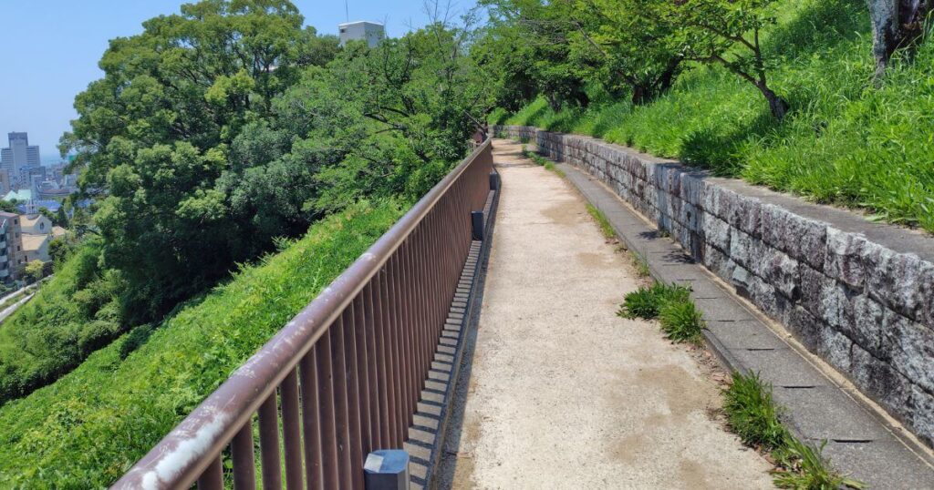 開けた平坦な道に出た北野遊歩道