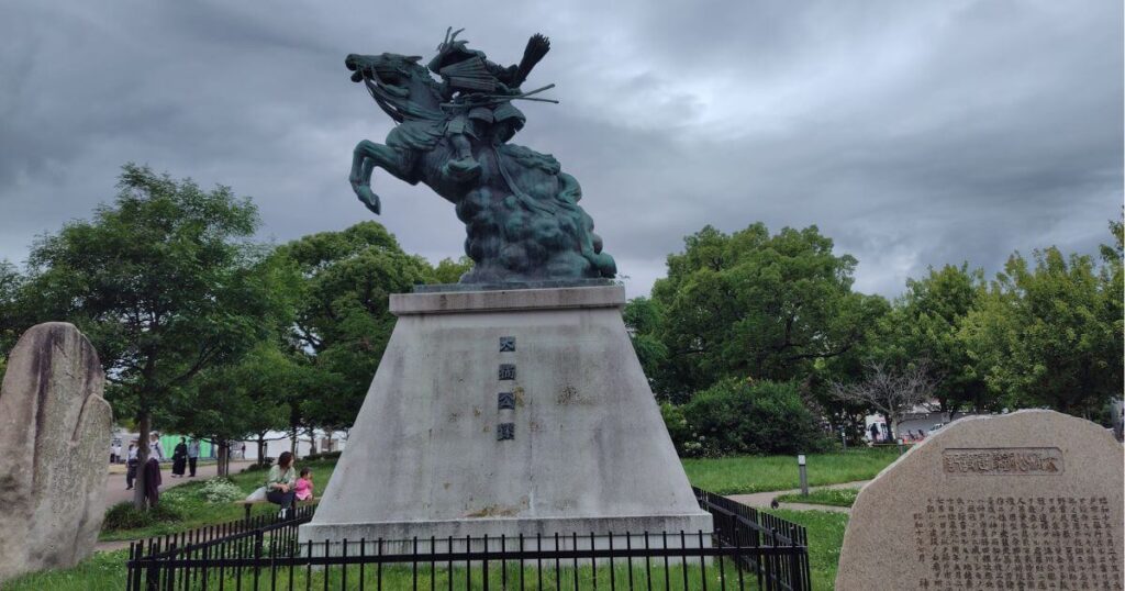 湊川公園の楠木正成像