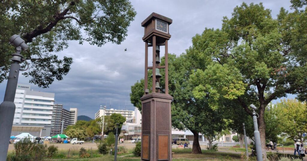 神戸タワーを模したカリヨン時計塔