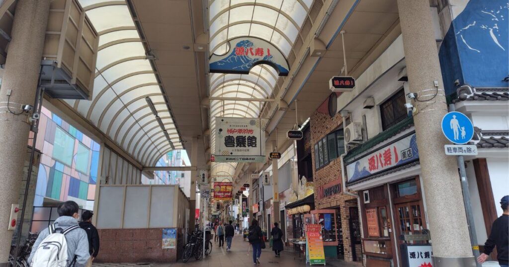 新開地本通アーケード街入口