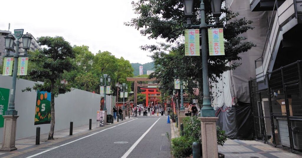 生田神社の鳥居へ通じる道路
