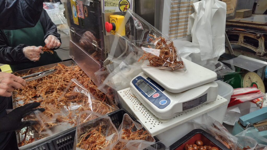 サキイカを引いている様子