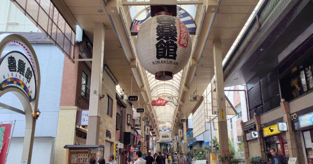 大きなちょうちんが目印の新開地・喜楽館