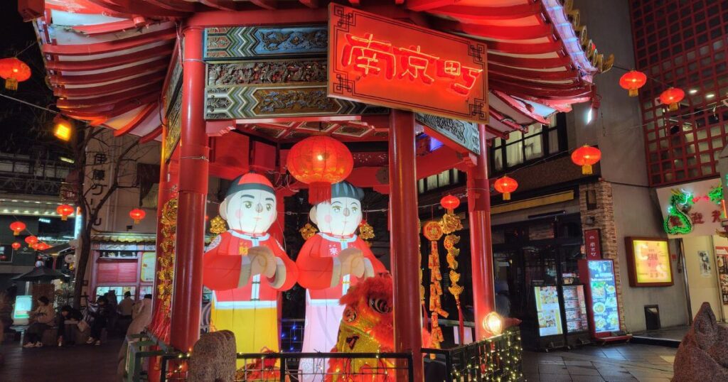 あずまやのバルーン人形