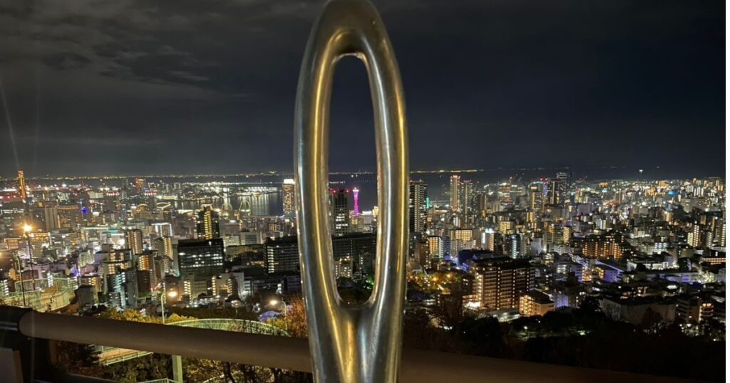 ビューポイントサインの向こうの神戸ポートタワー