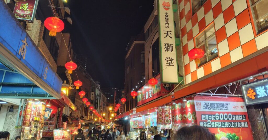 中国提灯が吊された南京町のメインストリート