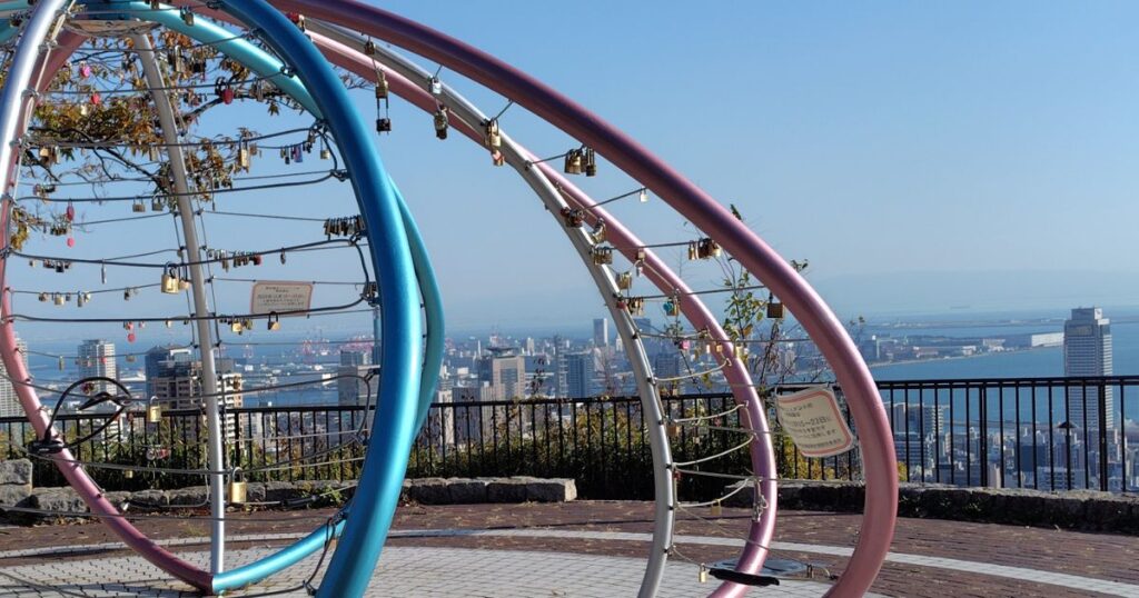 南京錠が吊された愛の鍵モニュメント