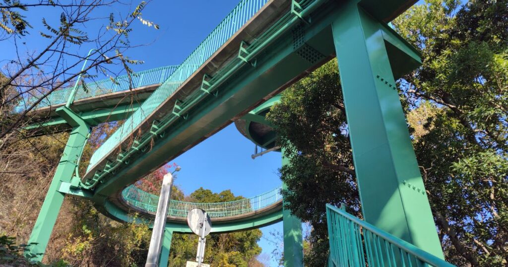 下から見上げたビーナスブリッジ