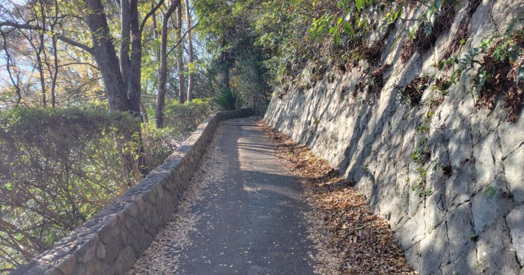 坂道が続く遊歩道