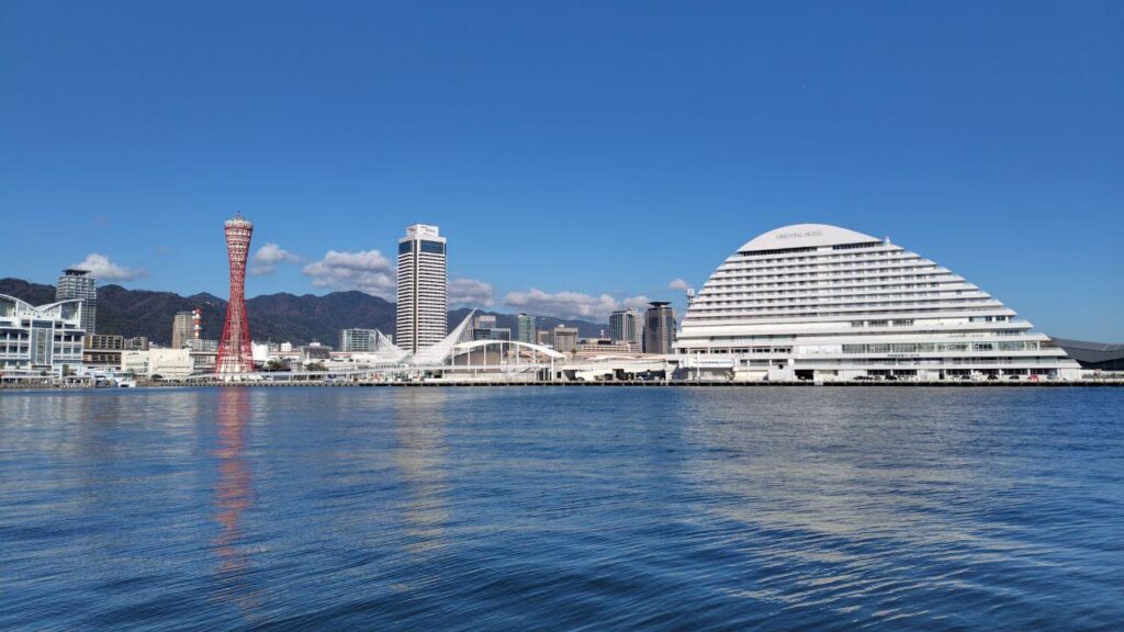 神戸ポートタワーとメリケンパークの景観