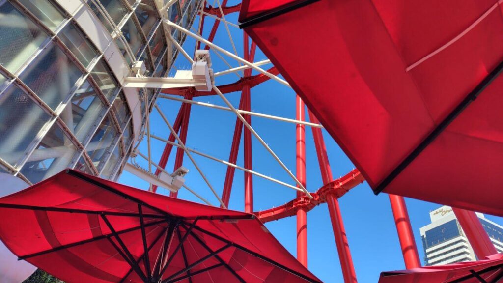 青空に映えるタワーとパラソル