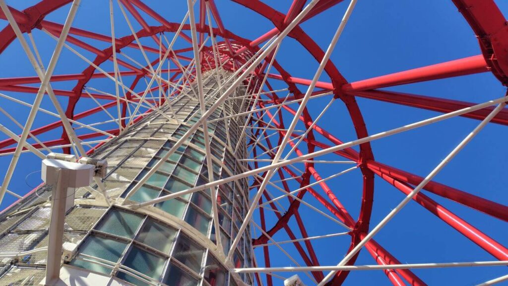 真っ青な空へと伸びる赤と白のタワーの姿