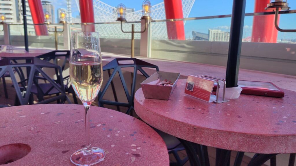 テーブルの上のスパークリングワイン