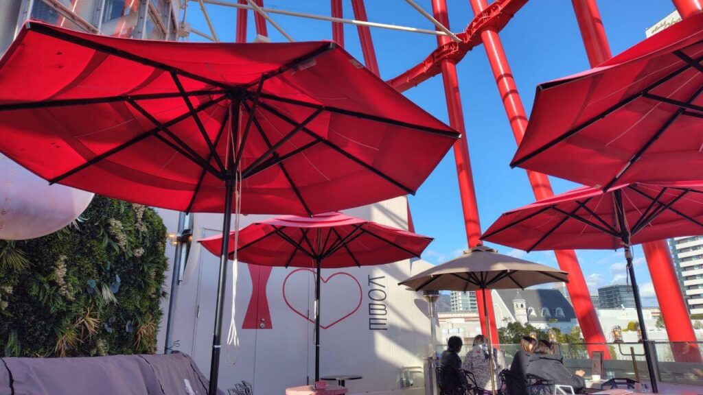 パラソルの下のテラス席