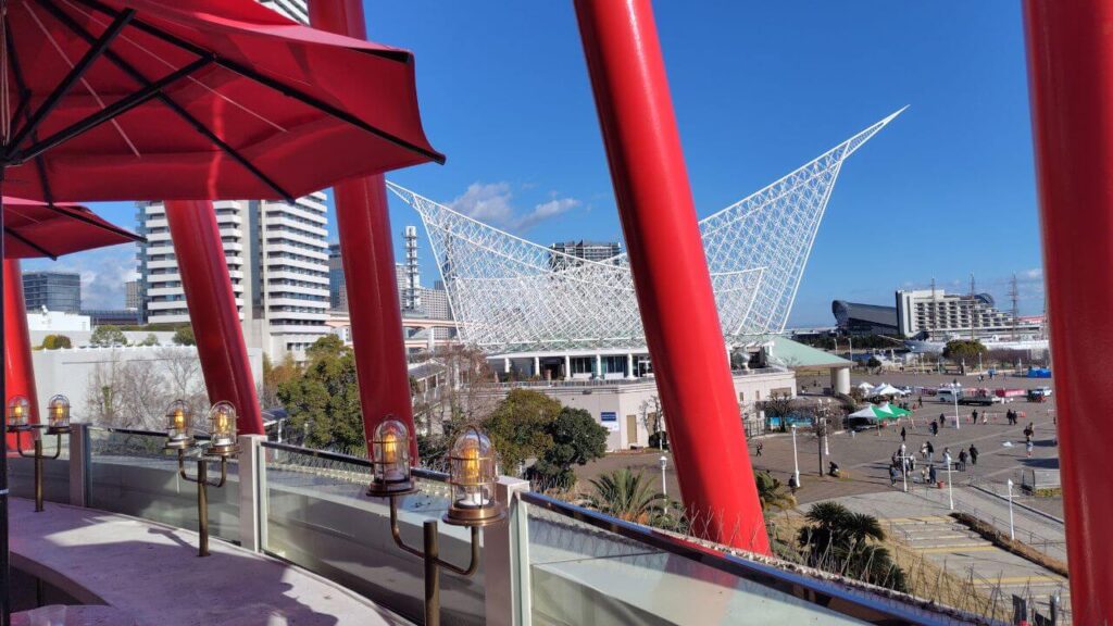 メリケンパークと白い屋根の神戸海洋博物館